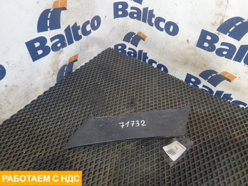 Заглушка бампера правая